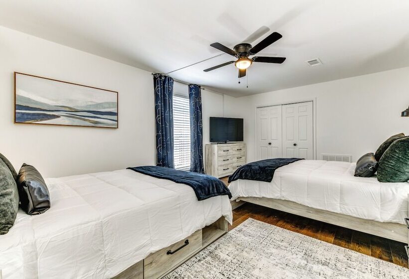 Colorful Baton Rouge Home: Deck, Grill & Fire Pit