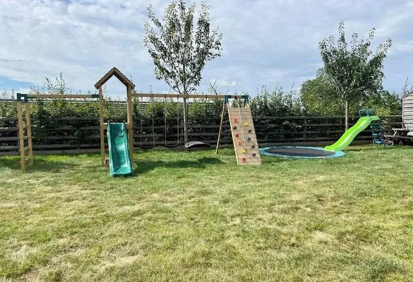 Maaseutuhotelli Open Plan Barn Conversion In Herefordshire