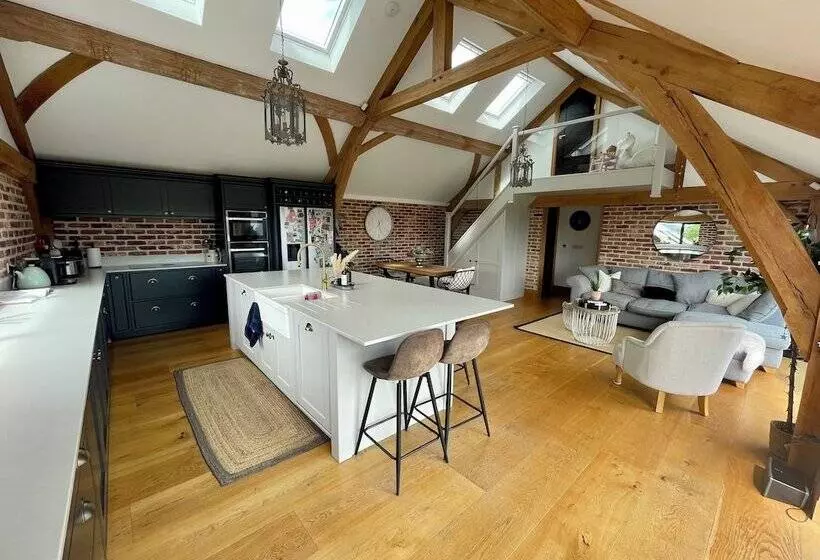 Maaseutuhotelli Open Plan Barn Conversion In Herefordshire