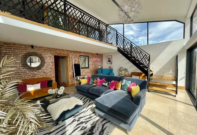 Maaseutuhotelli Open Plan Barn Conversion In Herefordshire