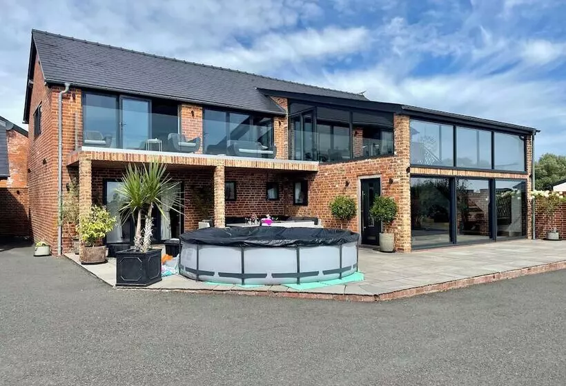 Maaseutuhotelli Open Plan Barn Conversion In Herefordshire