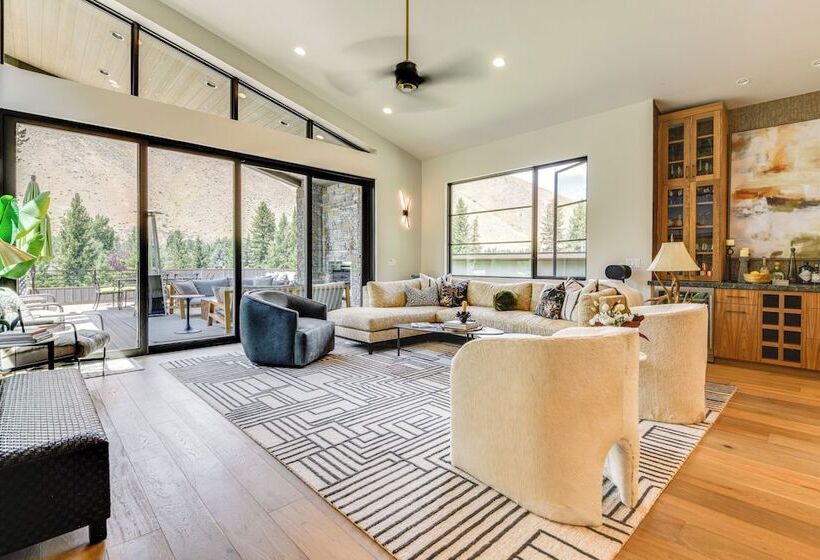 Luxury Alpine Home W/ Hot Tub: 1 Mi To Sun Valley!
