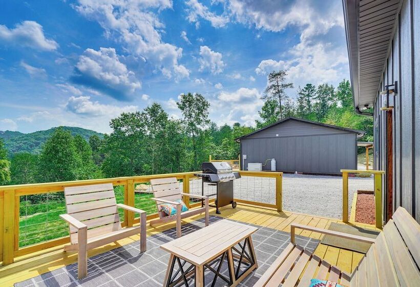 Hot Tub & Mtn Views: Pet Friendly Englewood Cabin
