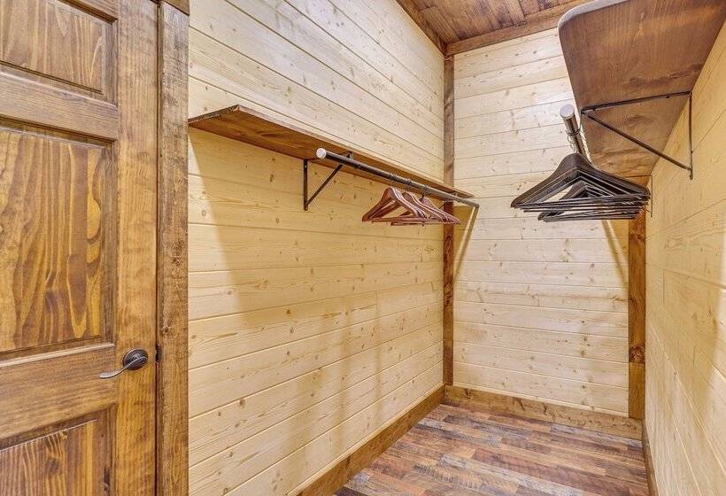 Hot Tub & Mtn Views: Pet Friendly Englewood Cabin