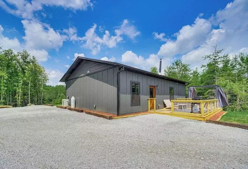Hot Tub & Mtn Views: Pet Friendly Englewood Cabin