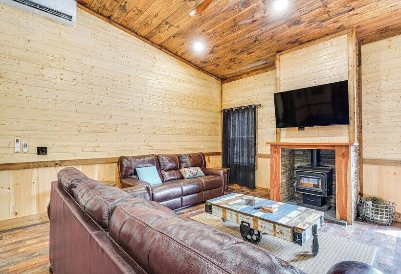 Hot Tub & Mtn Views: Pet Friendly Englewood Cabin