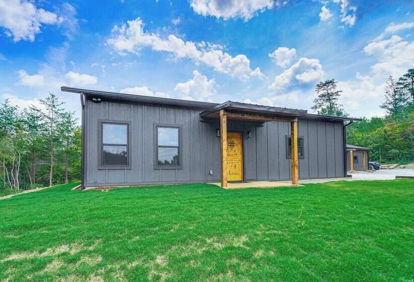 Hot Tub & Mtn Views: Pet Friendly Englewood Cabin