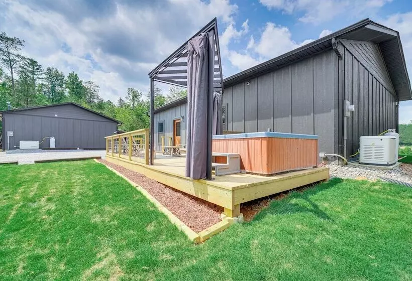 Hot Tub & Mtn Views: Pet Friendly Englewood Cabin