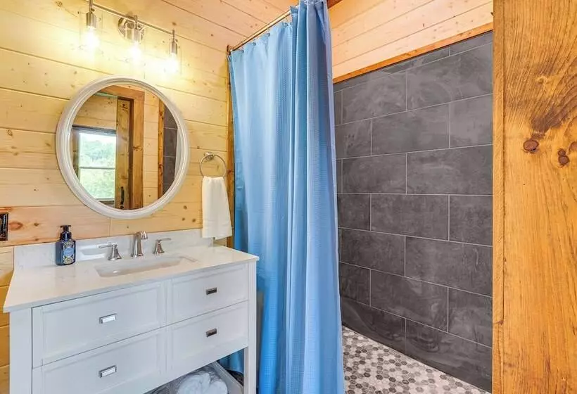 Hot Tub & Mtn Views: Pet Friendly Englewood Cabin