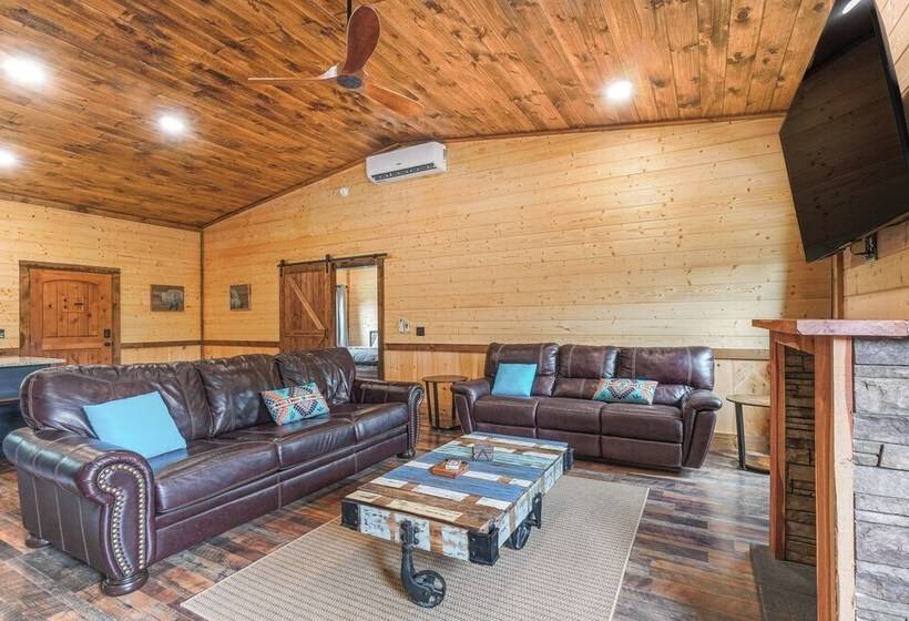 Hot Tub & Mtn Views: Pet Friendly Englewood Cabin