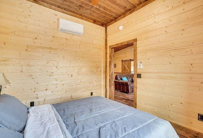 Hot Tub & Mtn Views: Pet Friendly Englewood Cabin