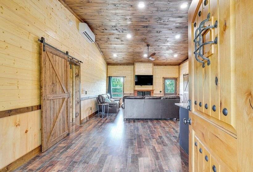 Hot Tub & Mtn Views: Pet Friendly Englewood Cabin