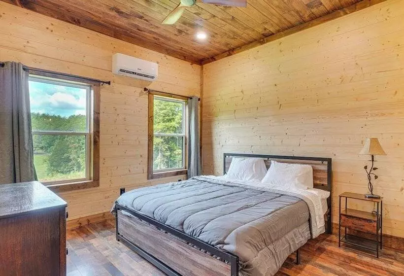 Hot Tub & Mtn Views: Pet Friendly Englewood Cabin