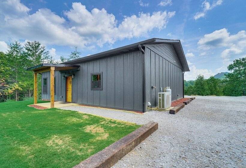 Hot Tub & Mtn Views: Pet Friendly Englewood Cabin