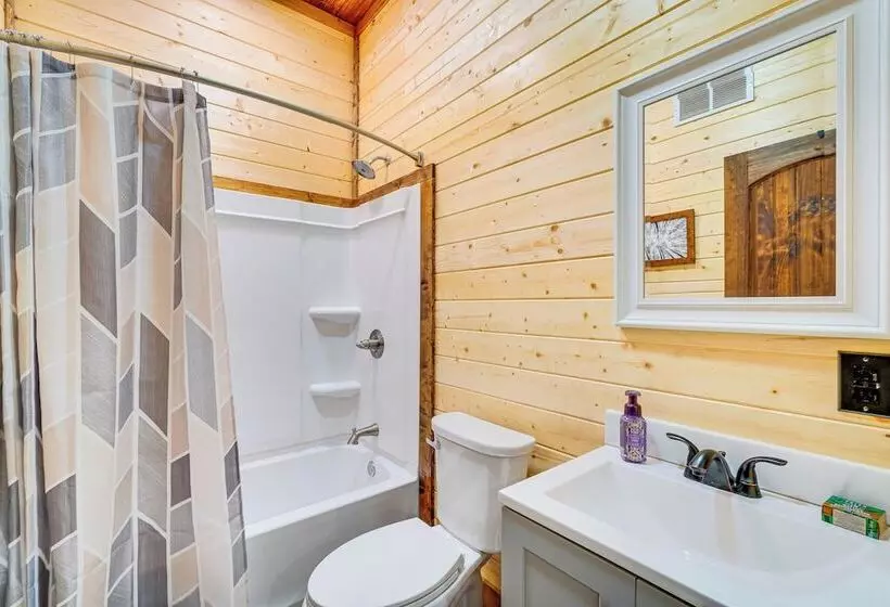 Hot Tub & Mtn Views: Pet Friendly Englewood Cabin