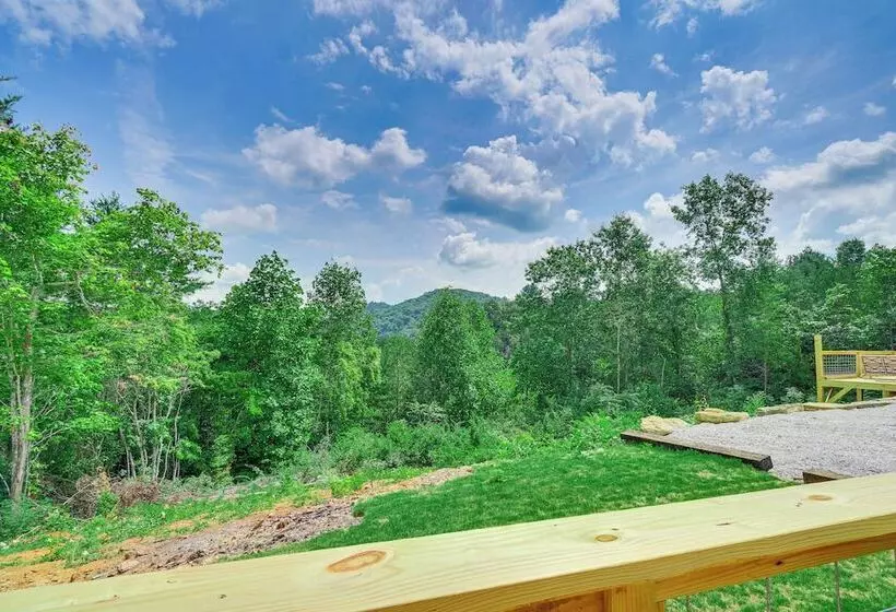 Hot Tub & Mtn Views: Pet Friendly Englewood Cabin