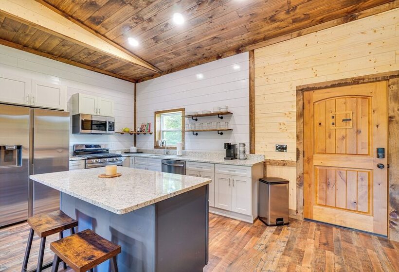 Hot Tub & Mtn Views: Pet Friendly Englewood Cabin