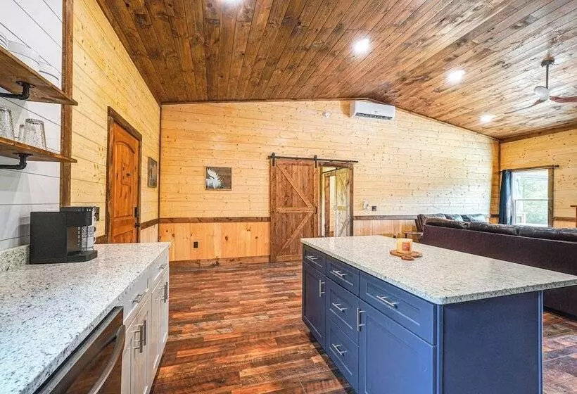 Hot Tub & Mtn Views: Pet Friendly Englewood Cabin