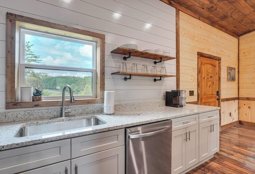 Hot Tub & Mtn Views: Pet Friendly Englewood Cabin