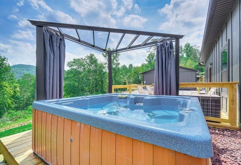 Hot Tub & Mtn Views: Pet Friendly Englewood Cabin