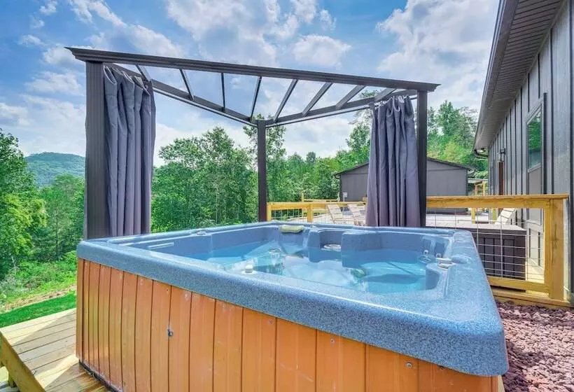 Hot Tub & Mtn Views: Pet Friendly Englewood Cabin