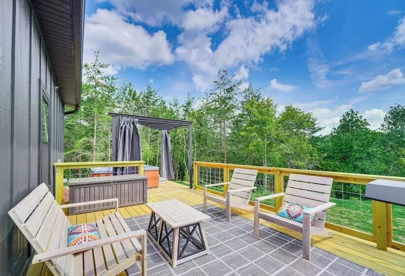 Hot Tub & Mtn Views: Pet Friendly Englewood Cabin