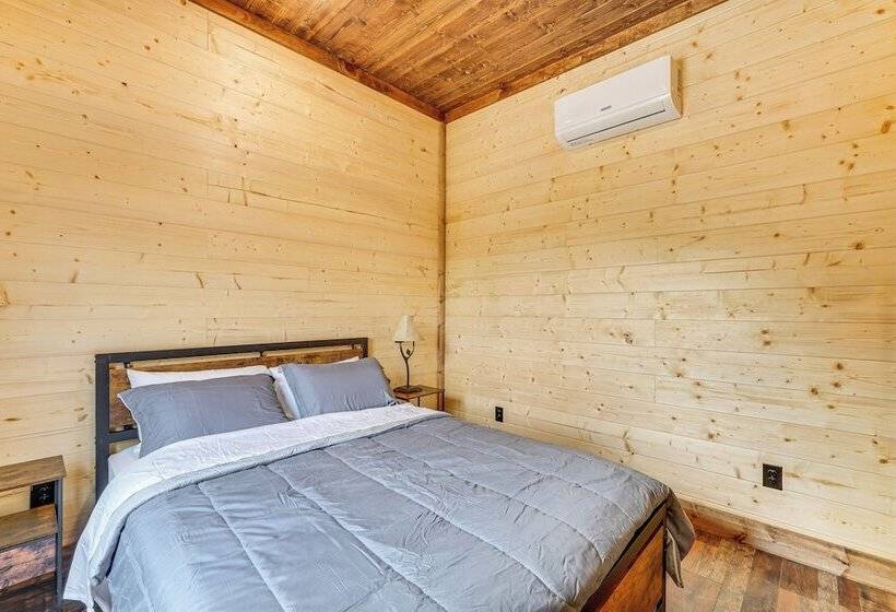 Hot Tub & Mtn Views: Pet Friendly Englewood Cabin