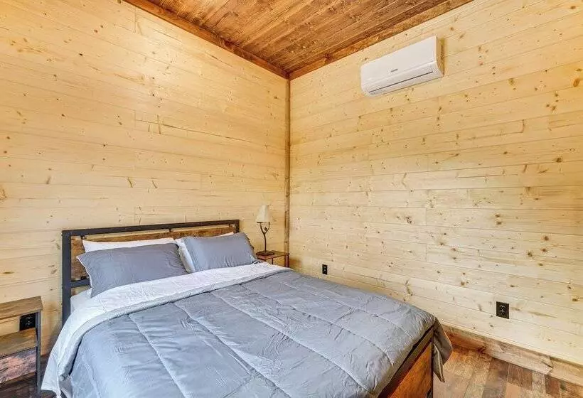 Hot Tub & Mtn Views: Pet Friendly Englewood Cabin