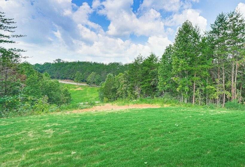 Hot Tub & Mtn Views: Pet Friendly Englewood Cabin