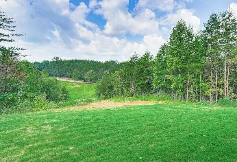 Hot Tub & Mtn Views: Pet Friendly Englewood Cabin