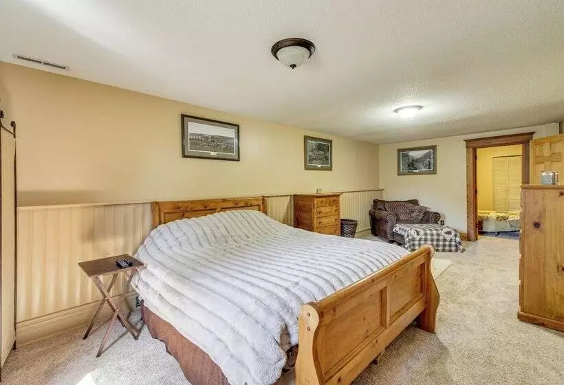 North Dakota Cabin W/ Private Deck & Sauna!