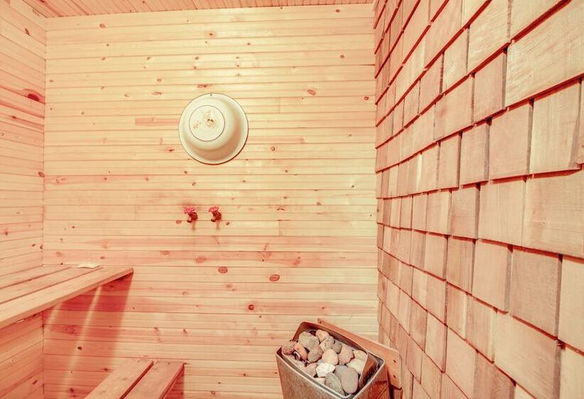 North Dakota Cabin W/ Private Deck & Sauna!