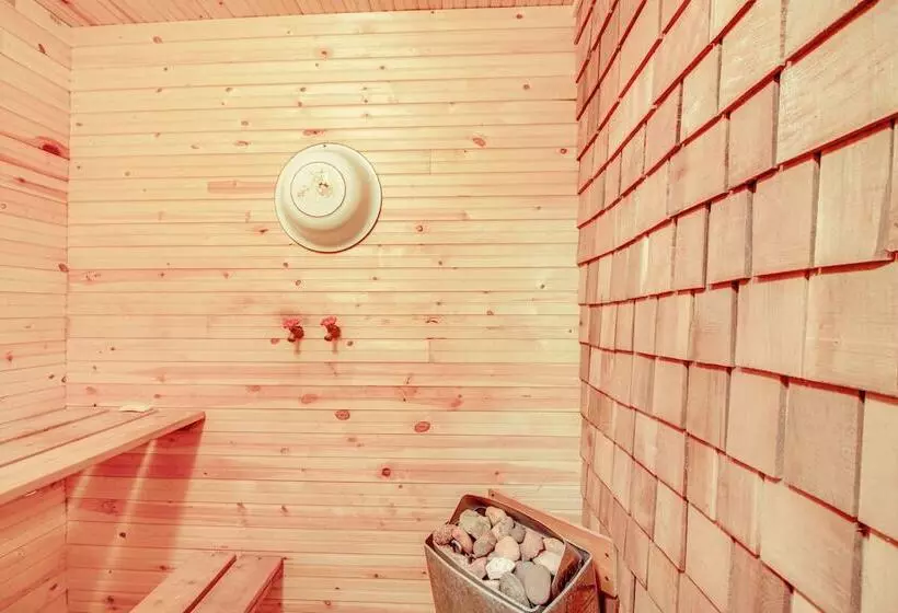 North Dakota Cabin W/ Private Deck & Sauna!
