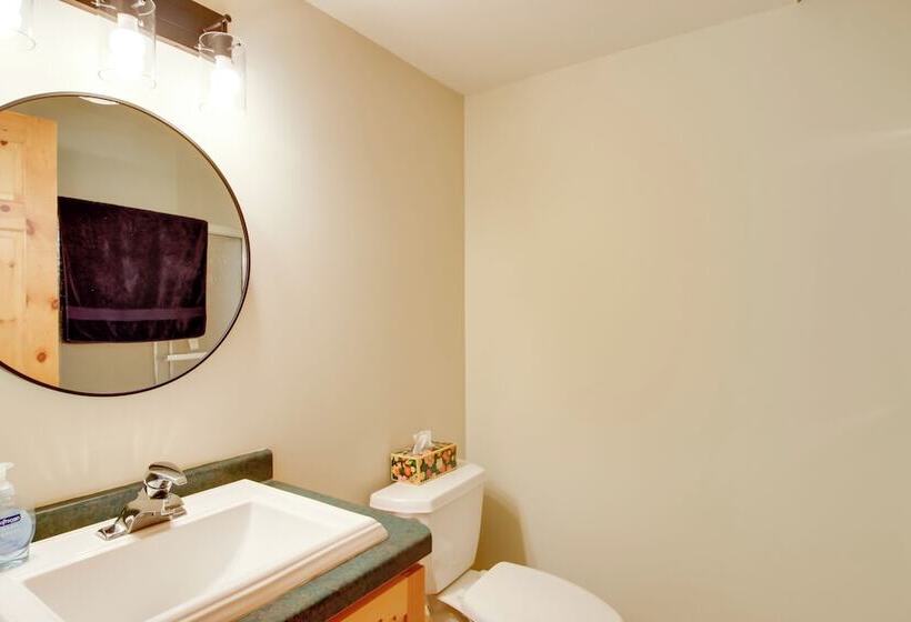 Sprawling Minnesota Home W/ On Site Lake Access