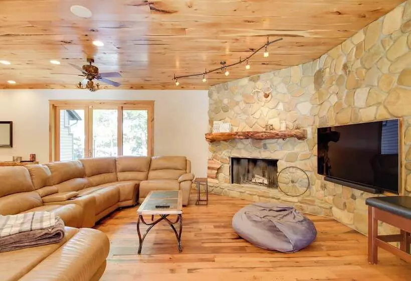 Sprawling Minnesota Home W/ On Site Lake Access