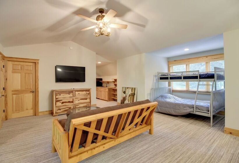 Sprawling Minnesota Home W/ On Site Lake Access