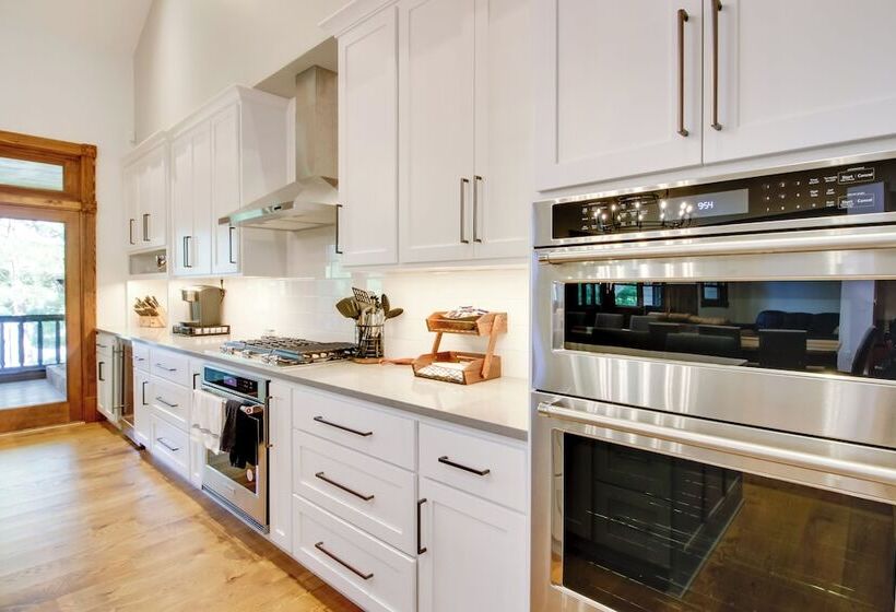 Sprawling Minnesota Home W/ On Site Lake Access