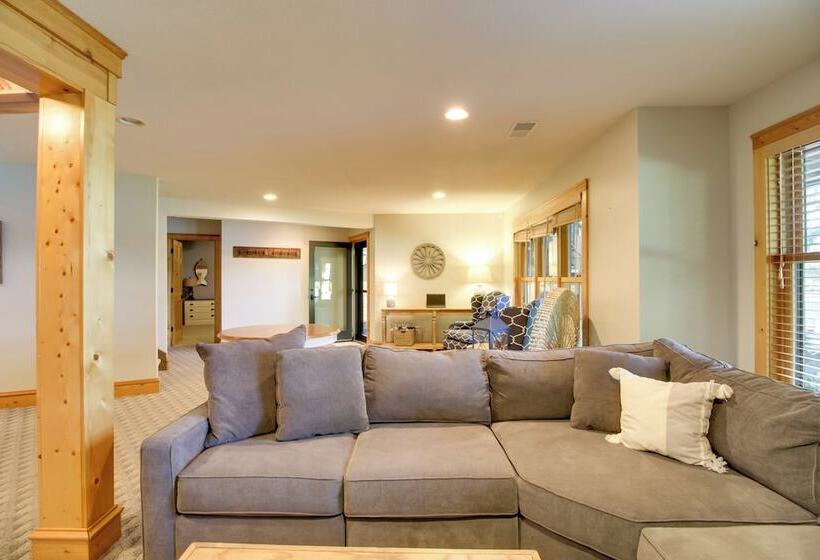 Sprawling Minnesota Home W/ On Site Lake Access