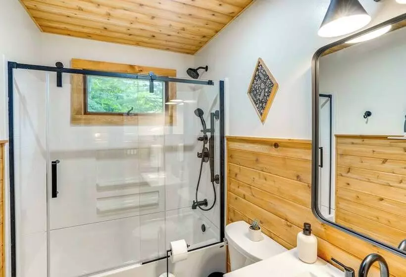 Stylish Catskills Retreat: Year Round Adventure!