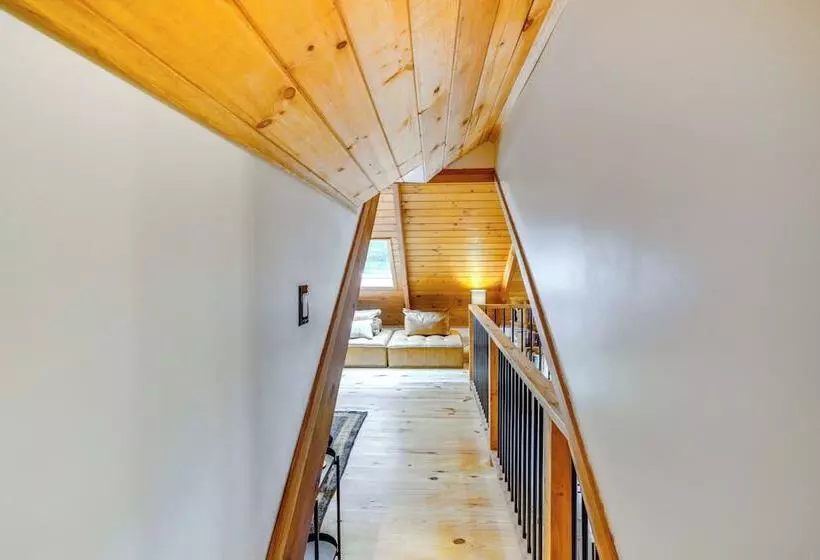 Stylish Catskills Retreat: Year Round Adventure!