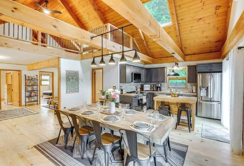 Stylish Catskills Retreat: Year Round Adventure!