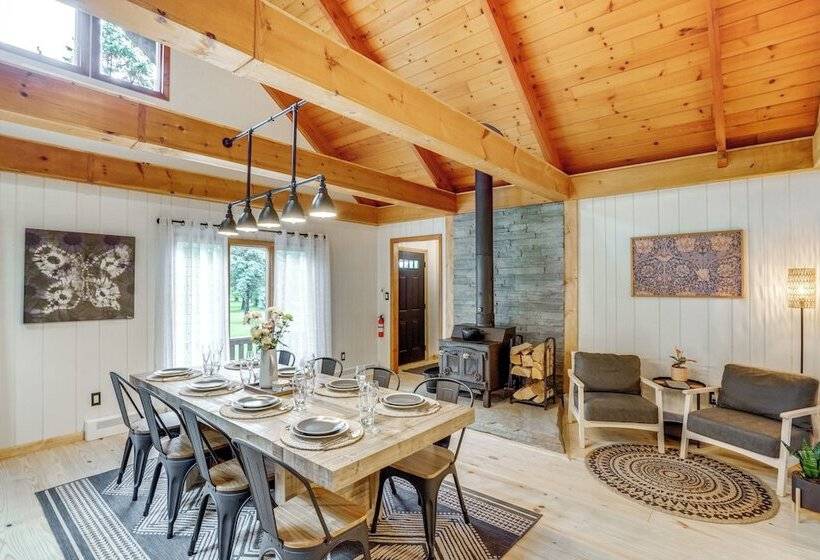 Stylish Catskills Retreat: Year Round Adventure!