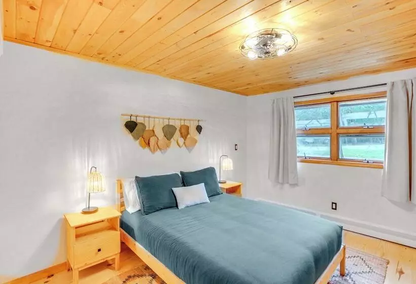 Stylish Catskills Retreat: Year Round Adventure!