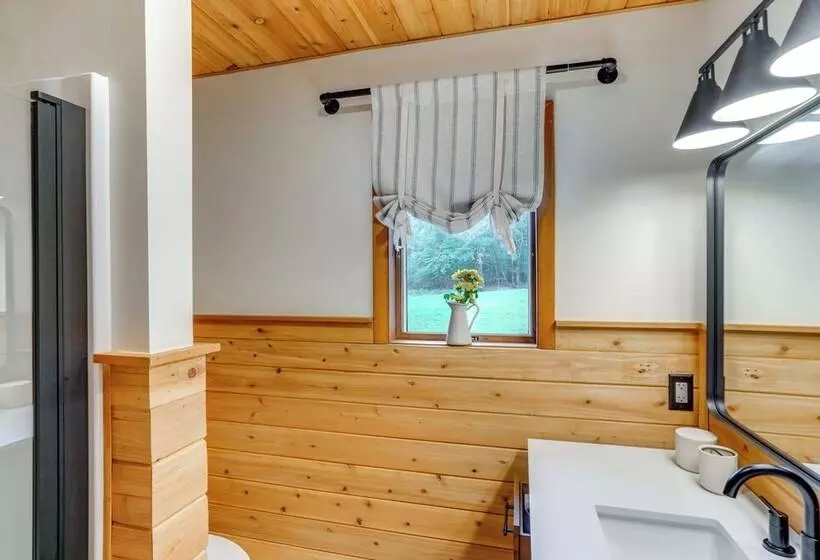 Stylish Catskills Retreat: Year Round Adventure!