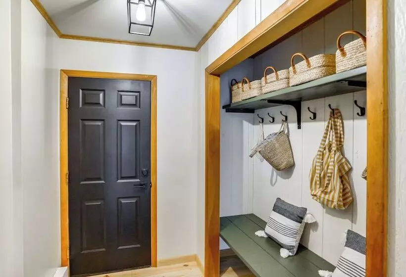 Stylish Catskills Retreat: Year Round Adventure!