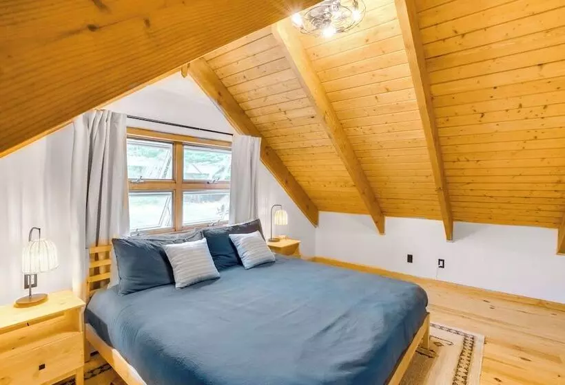 Stylish Catskills Retreat: Year Round Adventure!