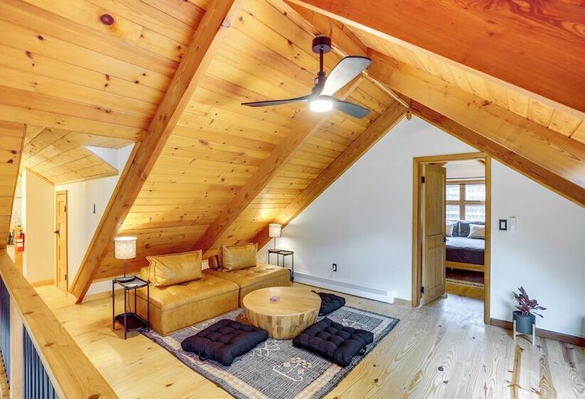 Stylish Catskills Retreat: Year Round Adventure!