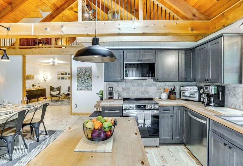 Stylish Catskills Retreat: Year Round Adventure!