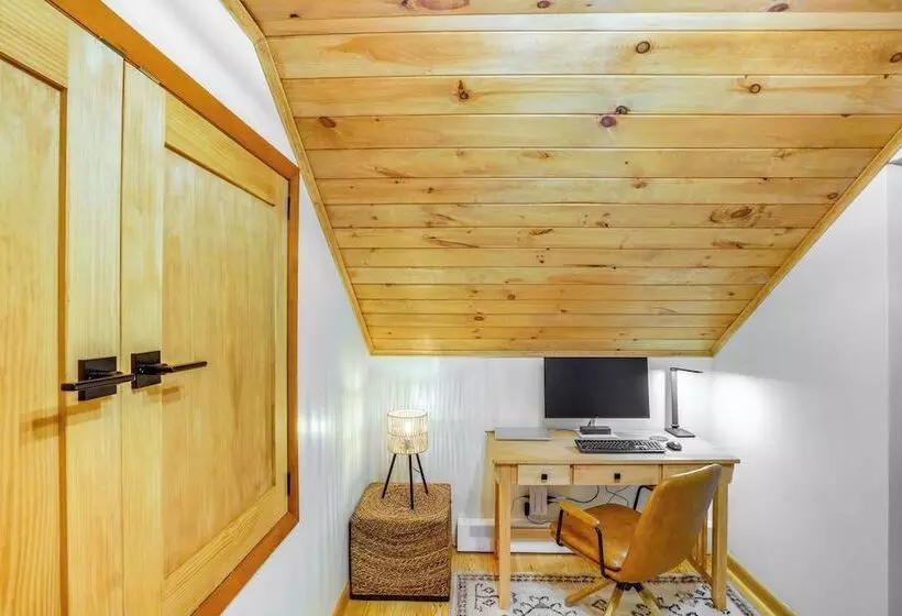 Stylish Catskills Retreat: Year Round Adventure!