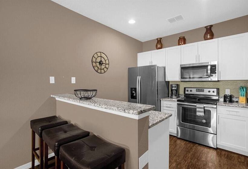 Beautiful Townhouse Next To Disney Parks 04